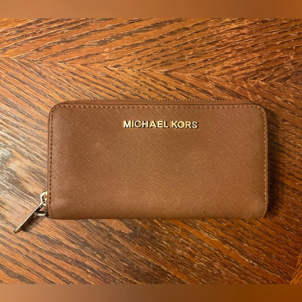 Michael Kors Brown Gold Zipper Wallet!